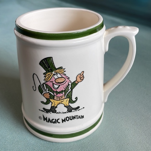 Vintage Six Flags Magic Mountain Leprechaun Mug 15oz - Picture 9 of 11